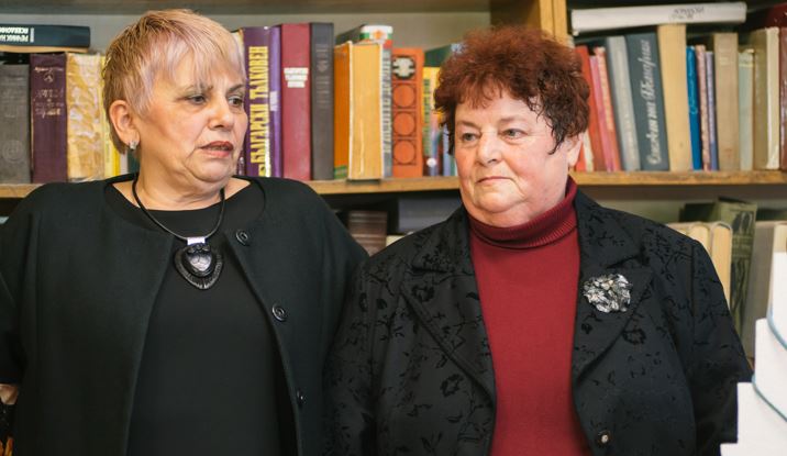 Изложба на ръчно изработени дамски кожени бижута подредиха в читалището на Мездра за 8 март