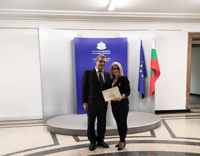 Удостоиха директора на ДГ Надежда - Плевен с ежегодната награда Константин Величков на МОН