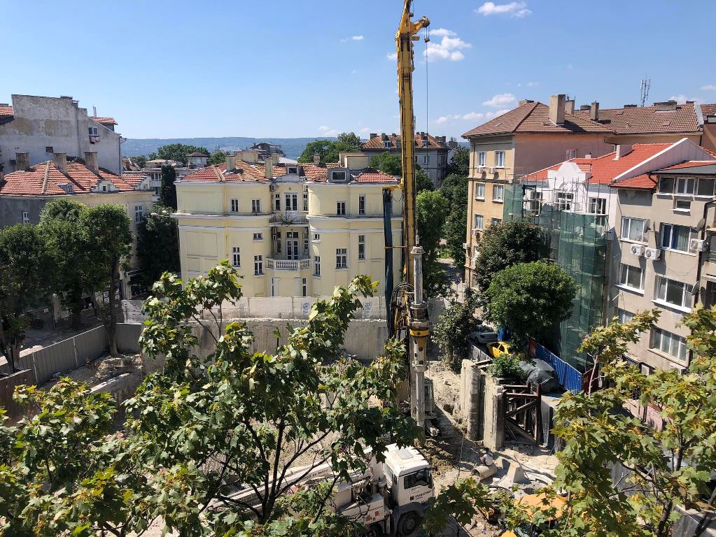 Строежът на мястото на “Гъбата” подлудява варненци 