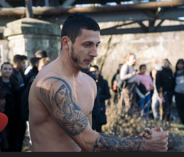 Божидар Ватов „спаси“ Светия кръст на Богоявление в Мездра