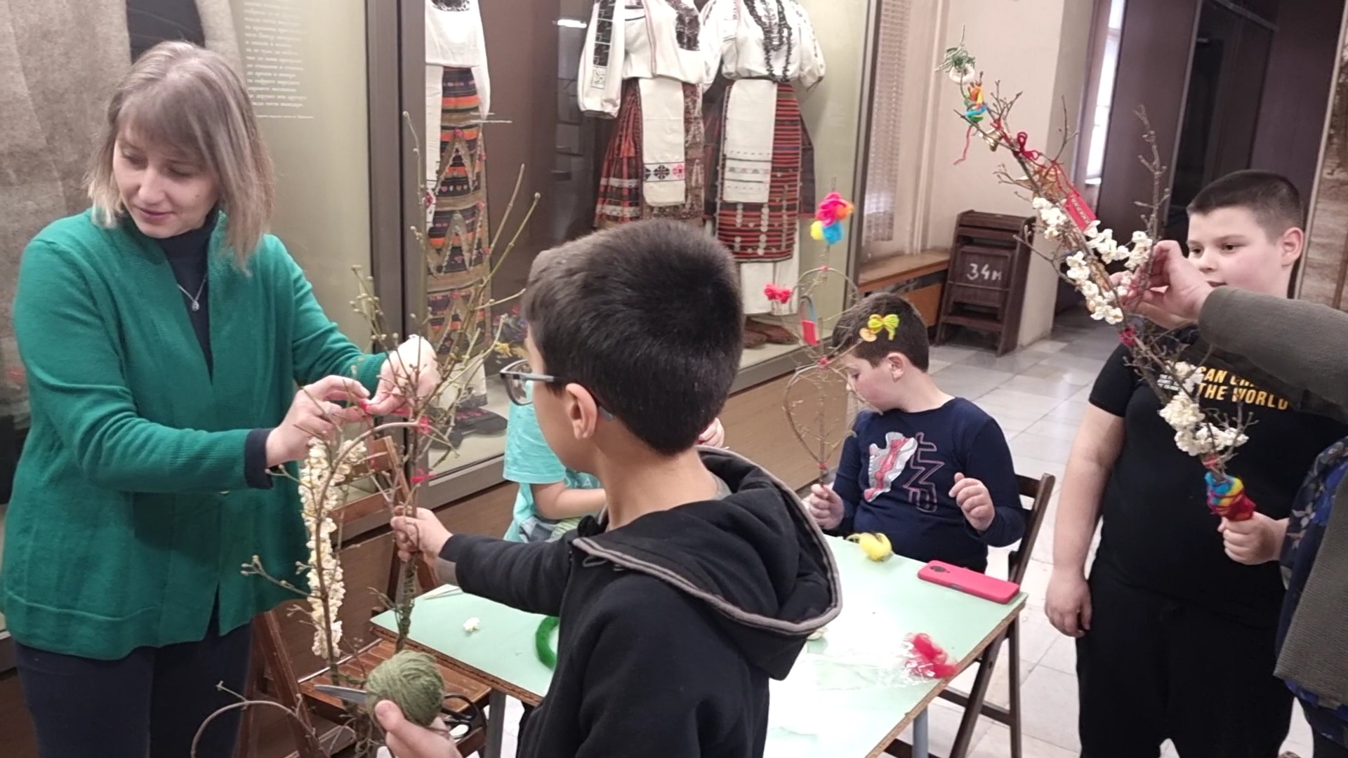 Възпитаници на ИНУ Христо Ботев гостуваха на Работилницата за сурвачки в РИМ-Плевен